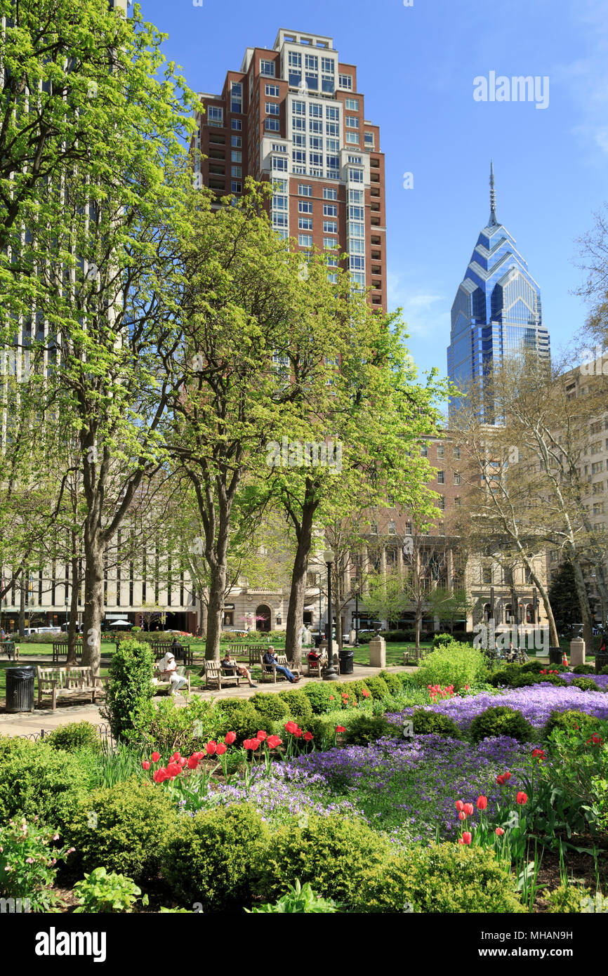 Rittenhouse Square, un jardin et parc de centre-ville de Philadelphie au printemps , skyline en arrière-plan, Philadelphia, Pennsylvania, USA Banque D'Images