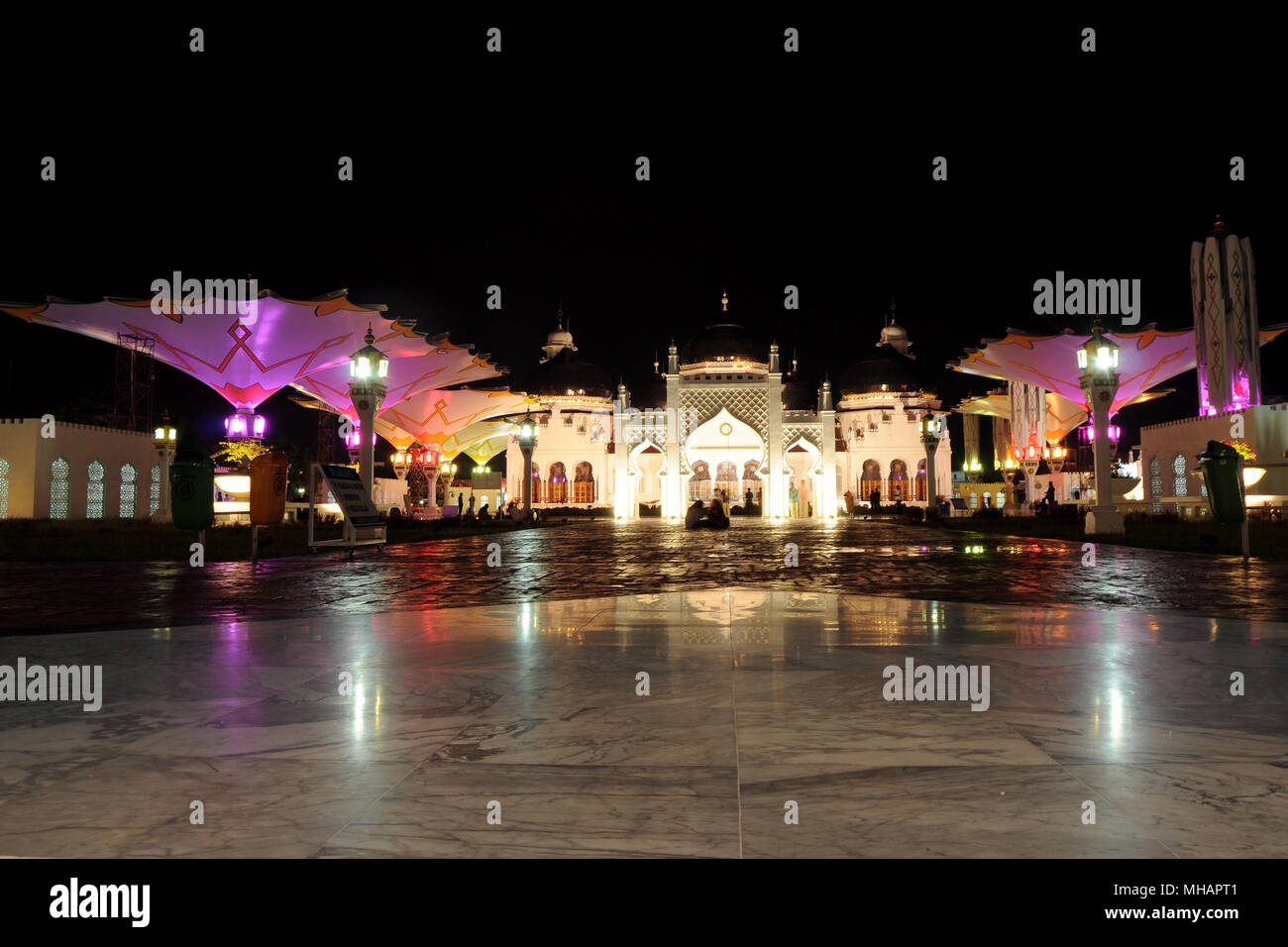 La beauté de la mosquée baiturrahman autoroute aceh dans la soirée avec des panyung ornements. Banque D'Images