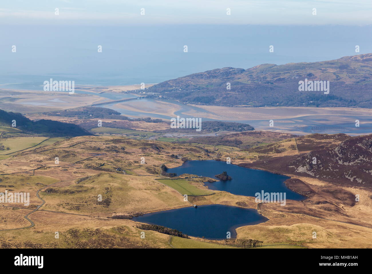 À la plus Gregennen Llynnau vers l'estuaire de Mawddach depuis le sommet de tyrrau Mawr Cadair Idris sur le massif Banque D'Images