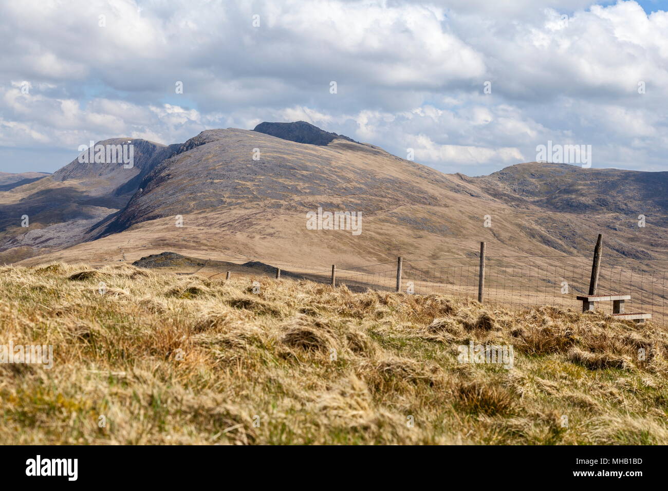 En regardant vers les sommets du Cadair Idris. Mynydd Moel et Cyfrwy du sommet du Tyrrau Mawr Banque D'Images