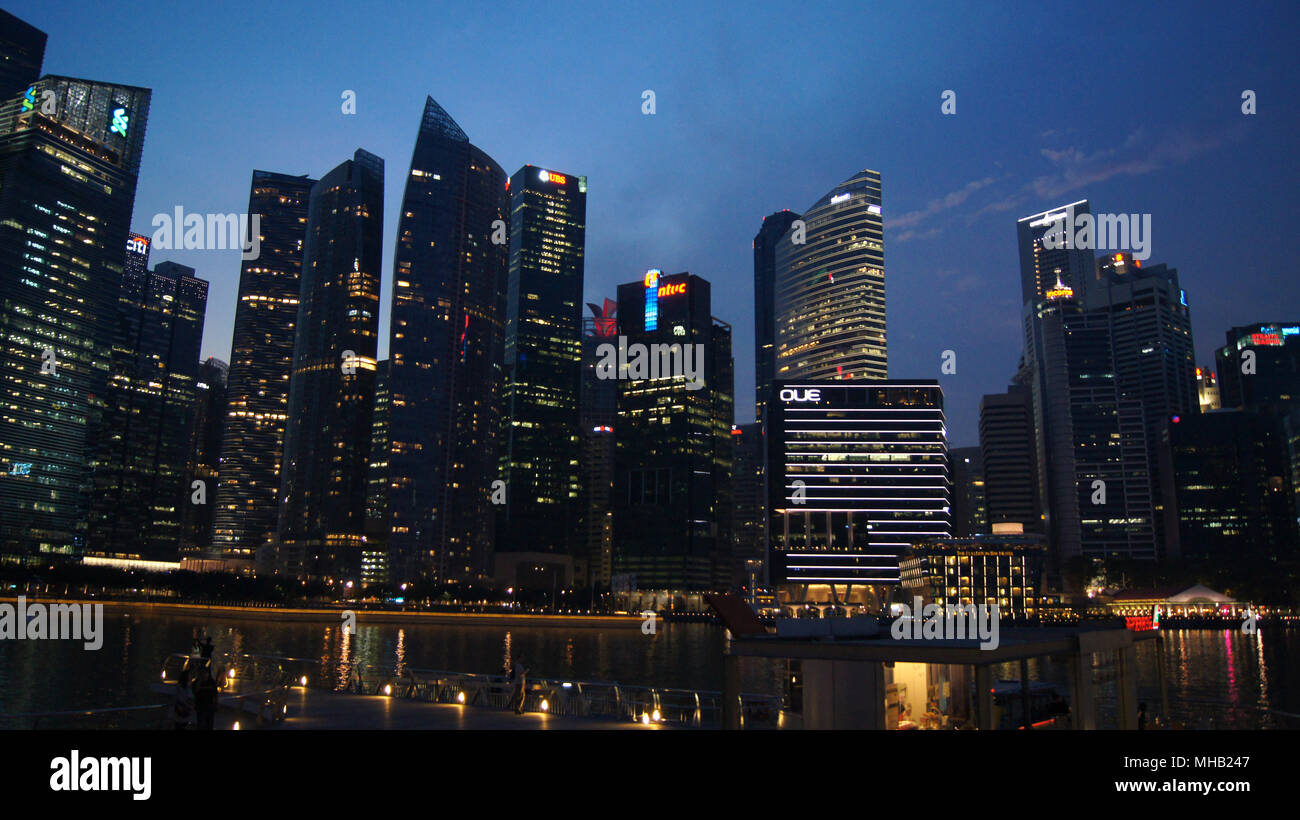 Singapour - APR 1st 2015 : City skyline at night avec skyscarpers à Marina Bay Banque D'Images