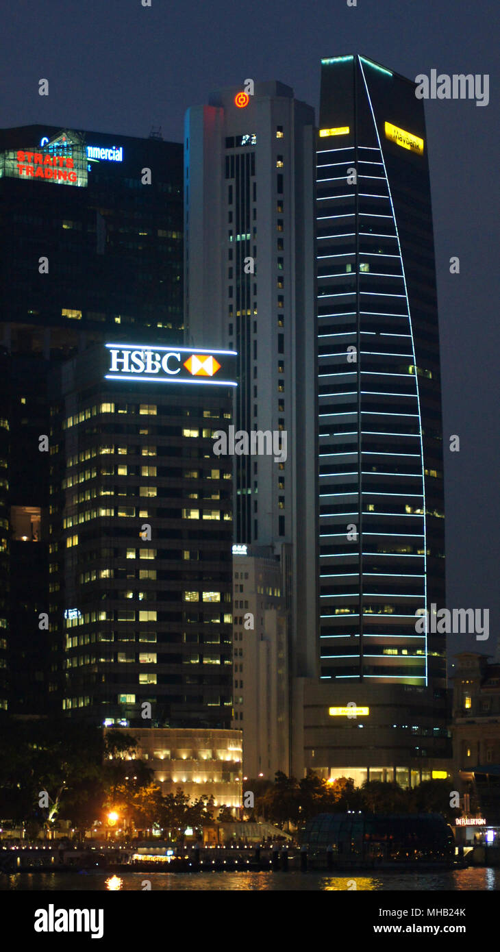 Singapour - APR 1st 2015 : City skyline at night avec skyscarpers à Marina Bay Banque D'Images