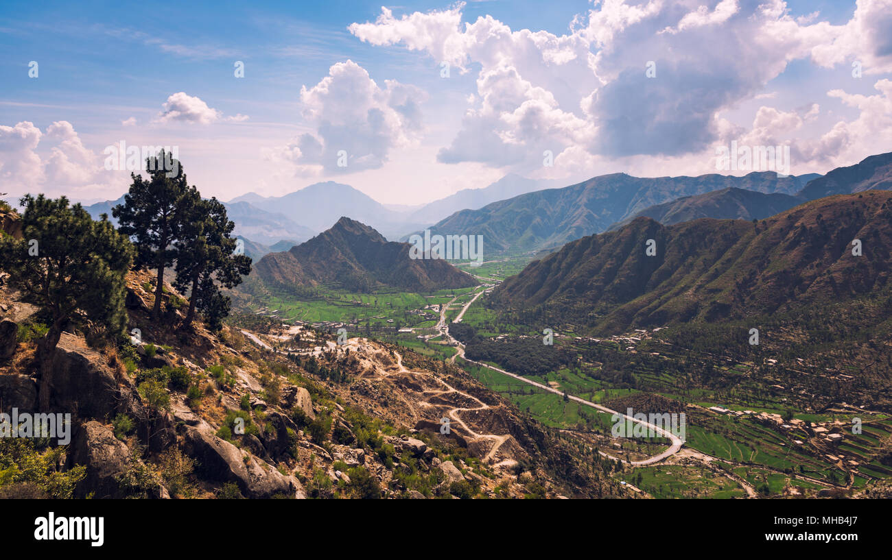 Belle Vallée de Buner au Pakistan est couvert par de hautes collines de tous les côtés et Winding Way Banque D'Images