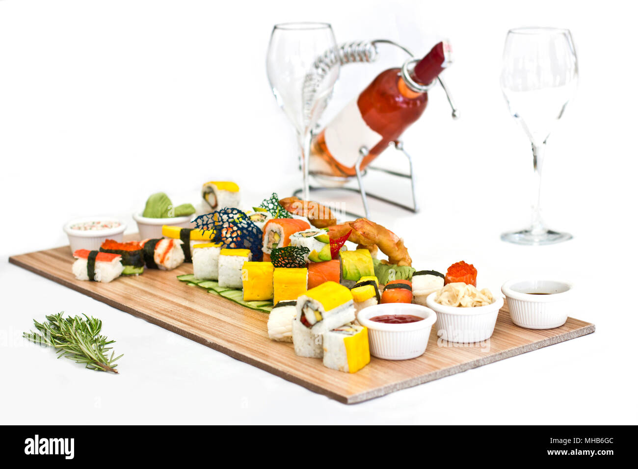 La nourriture japonaise - Sushi, sashimi, roule sur la planche de bois. Isolé Banque D'Images