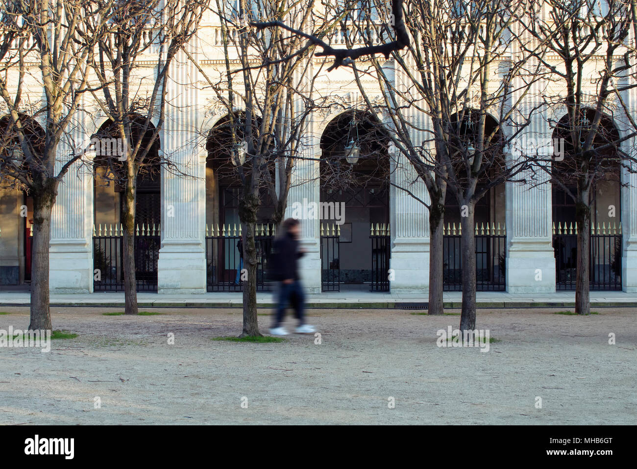 Motion floue image des personnes marchant devant le Palais Royal à Paris. Banque D'Images Motion floue image des personnes marchant devant le Palais Royal à Paris. Banque D'Images