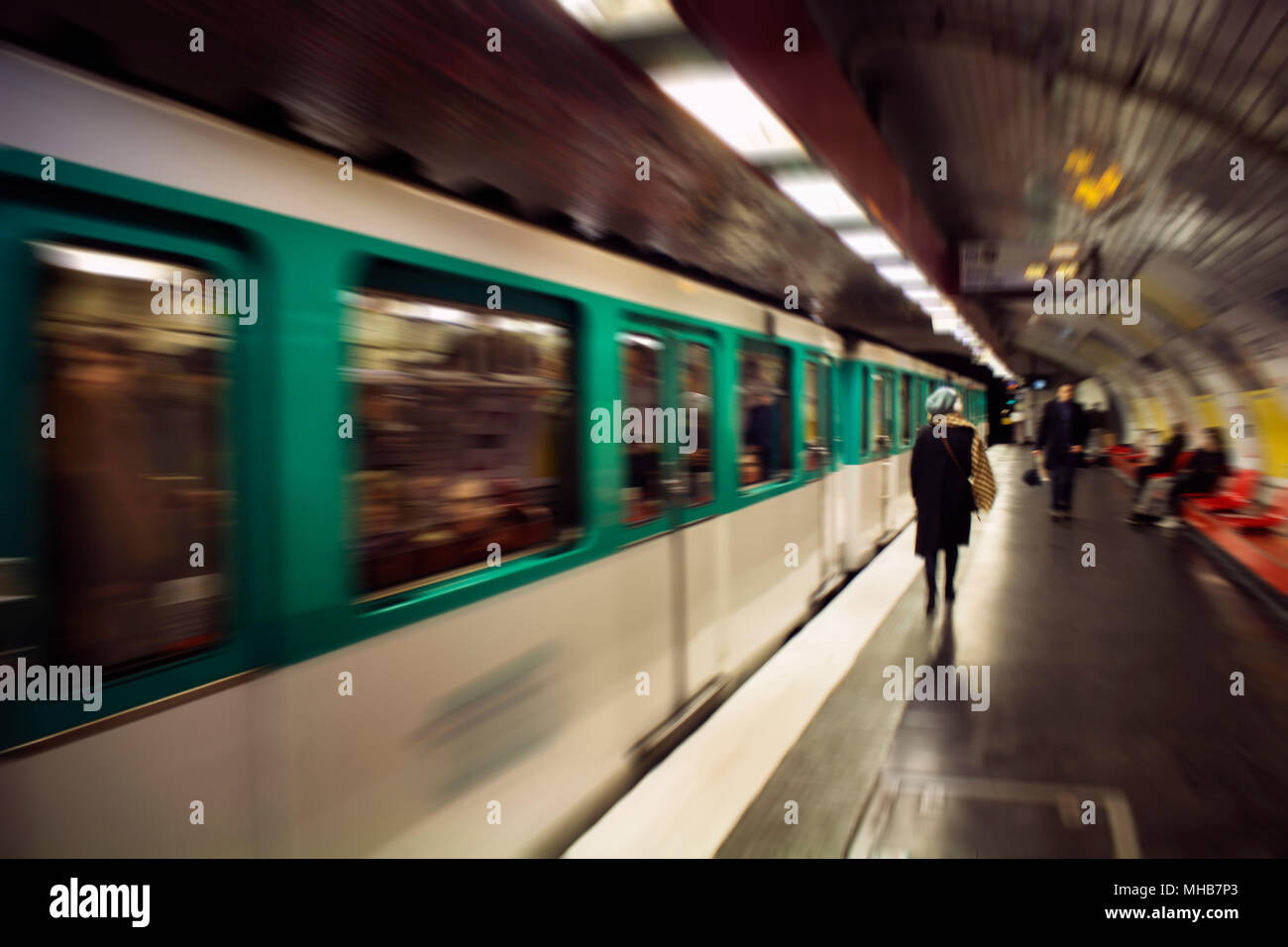 Motion floue image de femme marche et un train en station de métro à Paris. Banque D'Images