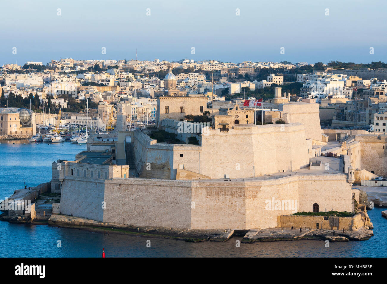 Une vue de l'Forti San Anglu le Grand Port de La Valette sur l'île de Malte. Banque D'Images
