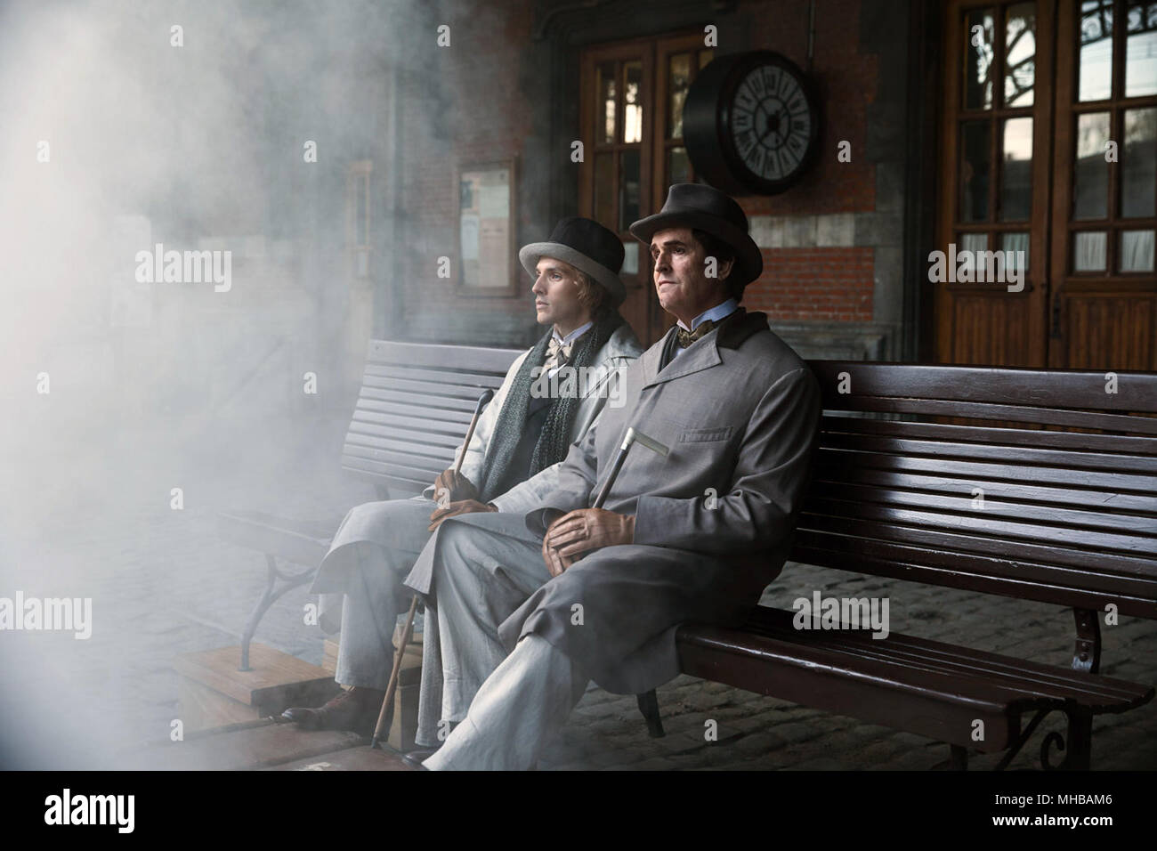 Le Happy Prince est un film biographique britannique sur Oscar Wilde, écrit et réalisé par Rupert Everett. Le film stars Everett, Colin Firth, Colin Morgan, Emily Watson, Edwin Thomas et Tom Wilkinson. Cette photo est pour un usage éditorial uniquement et est l'auteur de la société film et/ou le photographe attribué par le film ou la société de production et ne peut être reproduite que par des publications dans le cadre de la promotion du film ci-dessus. Un crédit obligatoire pour l'entreprise de film est nécessaire. Le photographe devrait également être portés lorsqu'il est connu. Banque D'Images