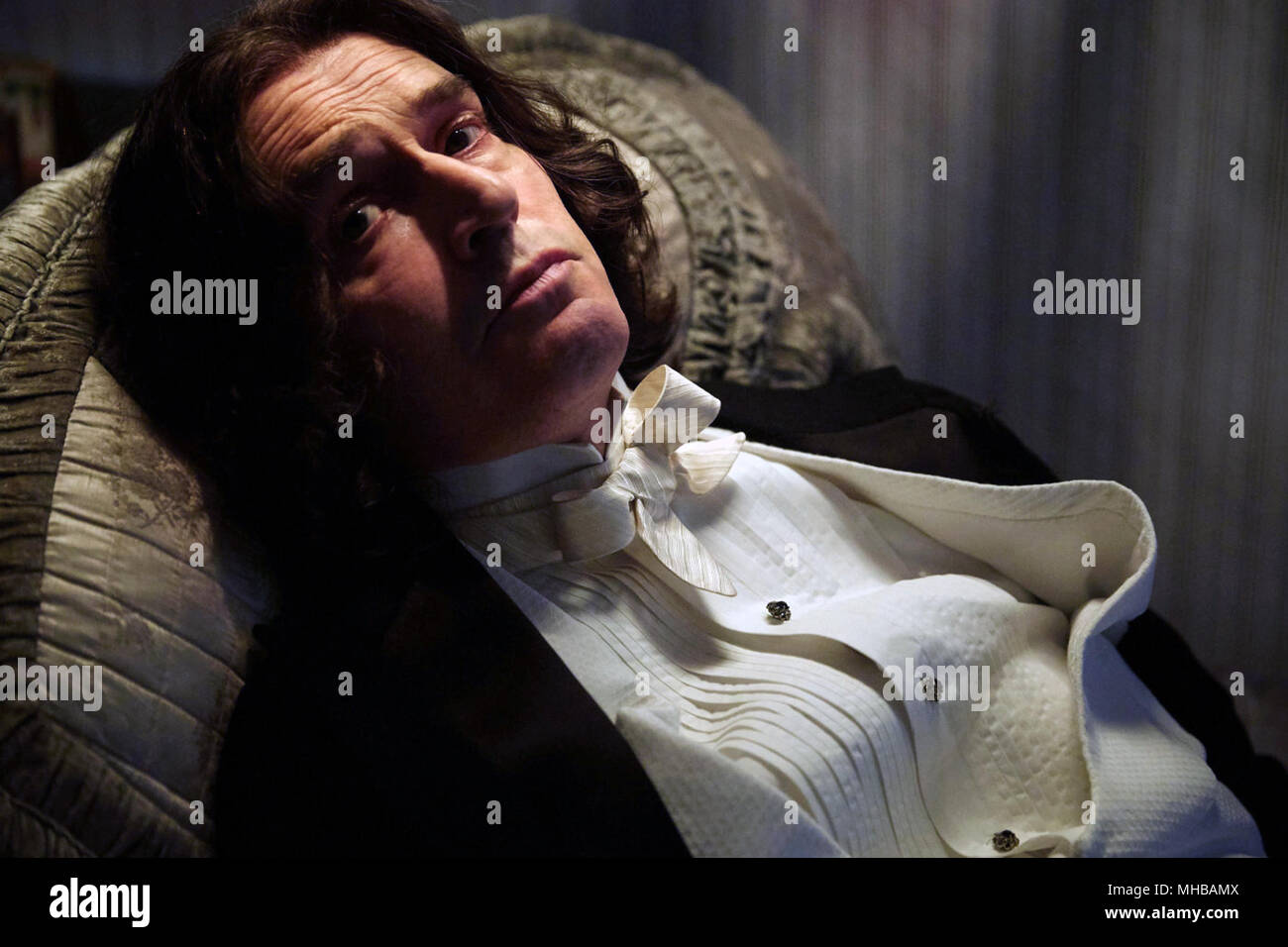 Le Happy Prince est un film biographique britannique sur Oscar Wilde, écrit et réalisé par Rupert Everett. Le film stars Everett, Colin Firth, Colin Morgan, Emily Watson, Edwin Thomas et Tom Wilkinson. Cette photo est pour un usage éditorial uniquement et est l'auteur de la société film et/ou le photographe attribué par le film ou la société de production et ne peut être reproduite que par des publications dans le cadre de la promotion du film ci-dessus. Un crédit obligatoire pour l'entreprise de film est nécessaire. Le photographe devrait également être portés lorsqu'il est connu. Banque D'Images