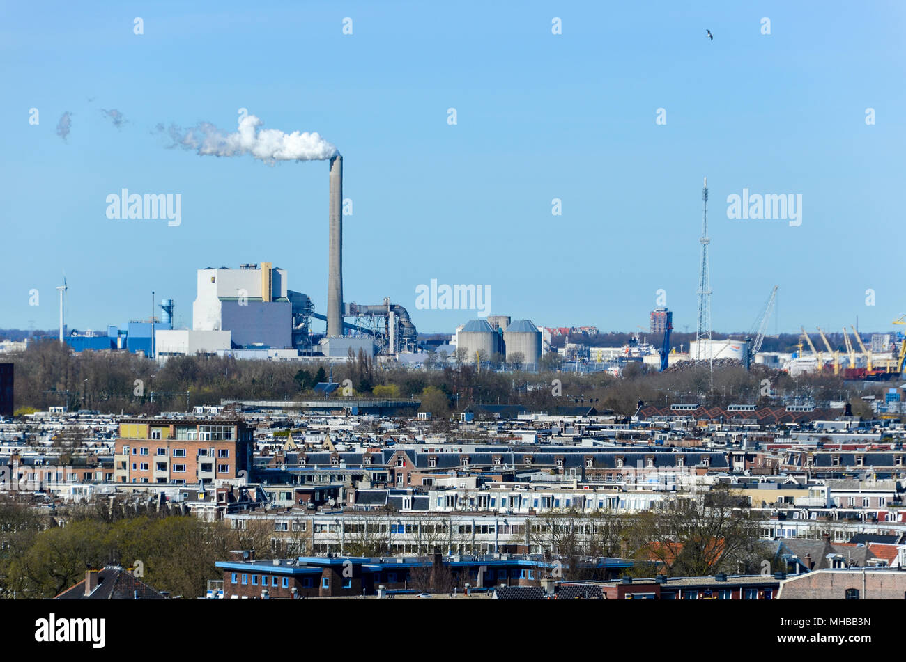 Vue aérienne d'Amsterdam (quartier du Jordaan) avec une cheminée à l'arrière-plan, Pays-Bas Banque D'Images