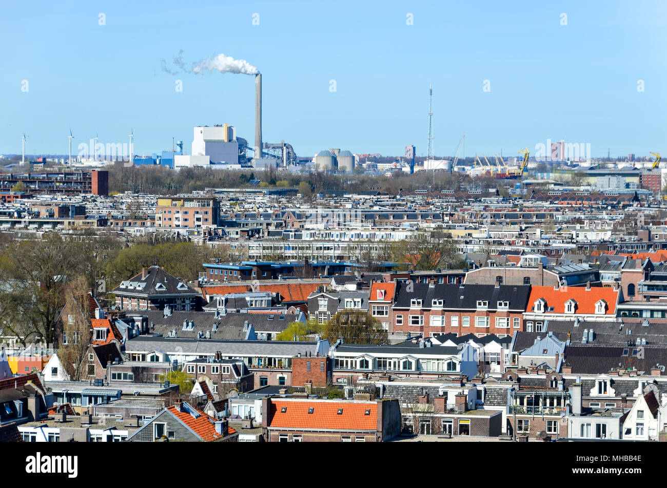 Vue aérienne d'Amsterdam (quartier du Jordaan) avec une cheminée à l'arrière-plan, Pays-Bas Banque D'Images