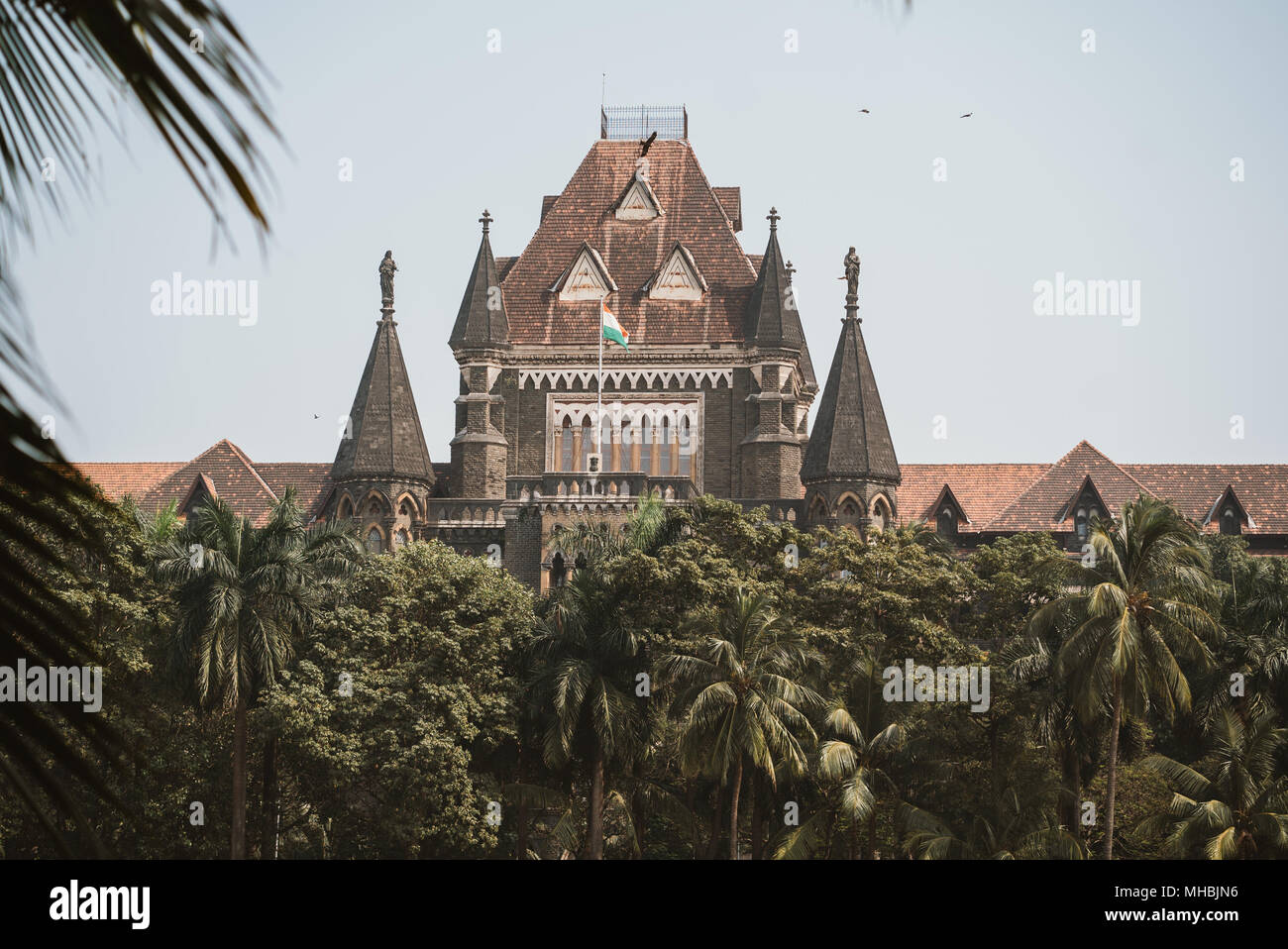 Grand campus de l'université de style gothique en brique rouge à Mumbai, Bombay, Inde Banque D'Images