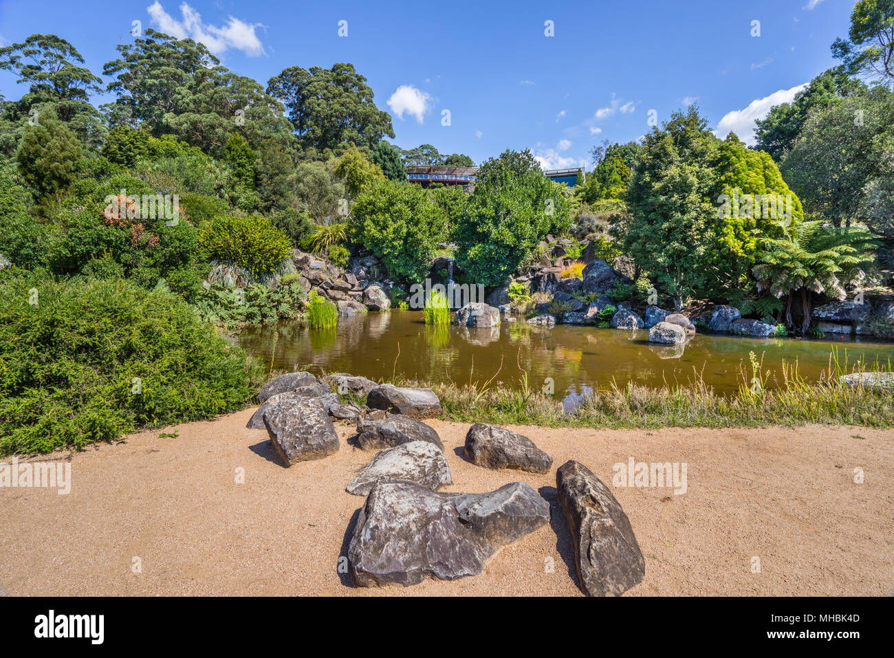 Étang et jardin de rocaille au Blue Mountains Botanic Garden, Mount Tomah, le jardin public de 128 hectares, 1000 m au-dessus du niveau de la mer se spécialise dans cool-clim Banque D'Images