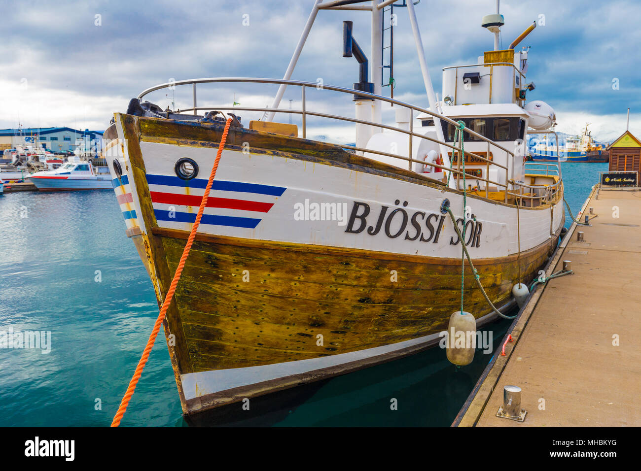 Bateaux de pêcheurs traditionnel vieux Hildur et Knorrinn dans le port d'Husavik, le nord de l'Islande Banque D'Images