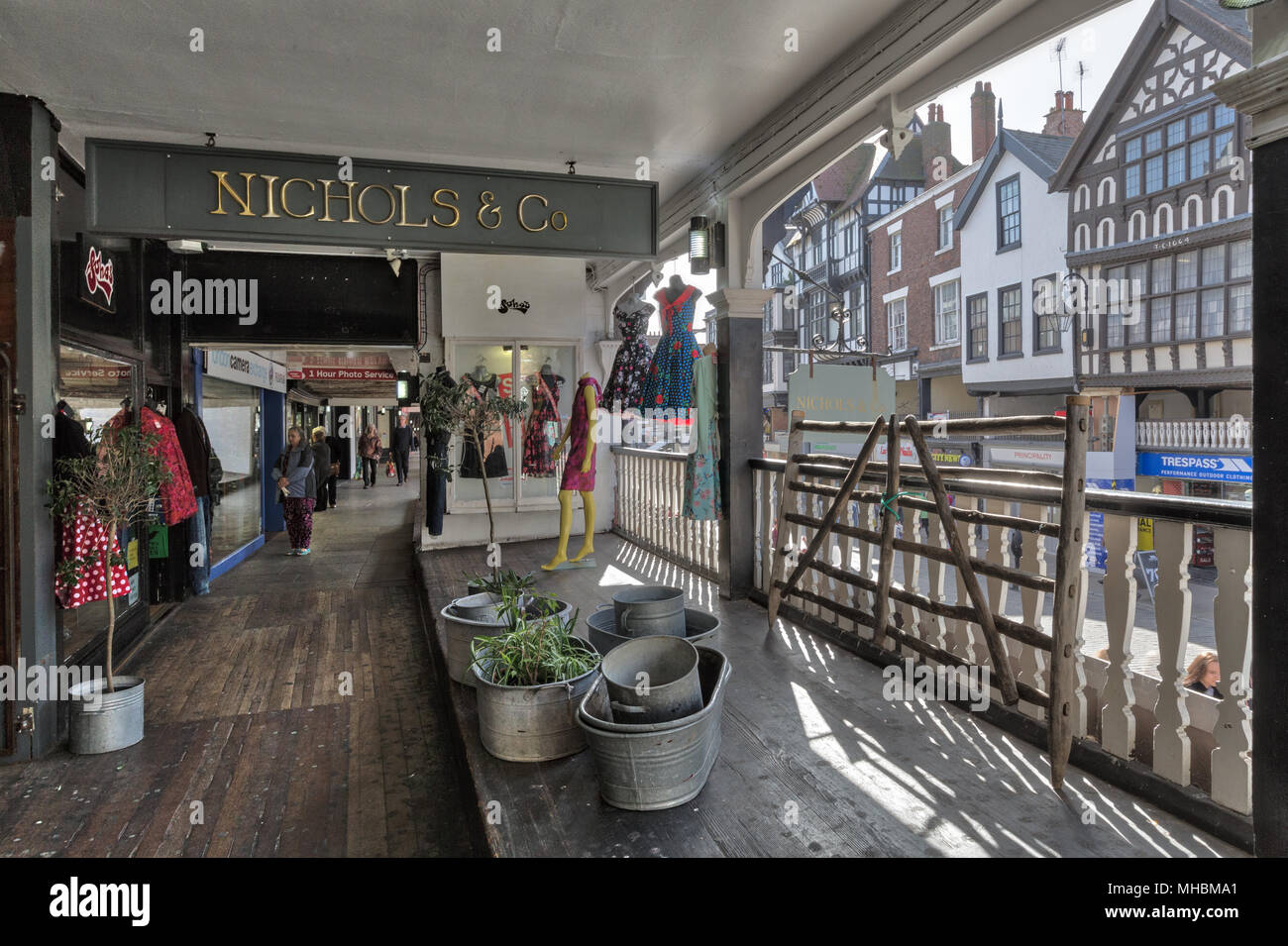 L'unique passage couvert "lignes" sont les seuls du genre dans le monde et faire de Chester l'une des plus belles villes d'Angleterre Banque D'Images