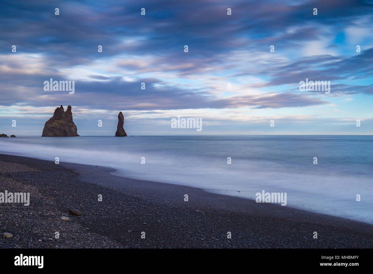 Reynishverfisvegur Reynisfjara qui jouit, plage de sable noir près du village de Vik, Islande Banque D'Images