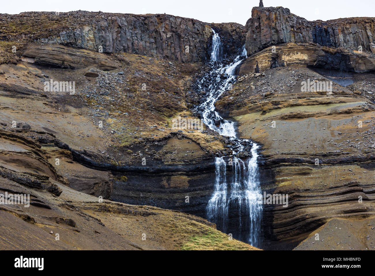 Petite cascade à côté de la Hengifoss dans l'Est de l'Islande Banque D'Images