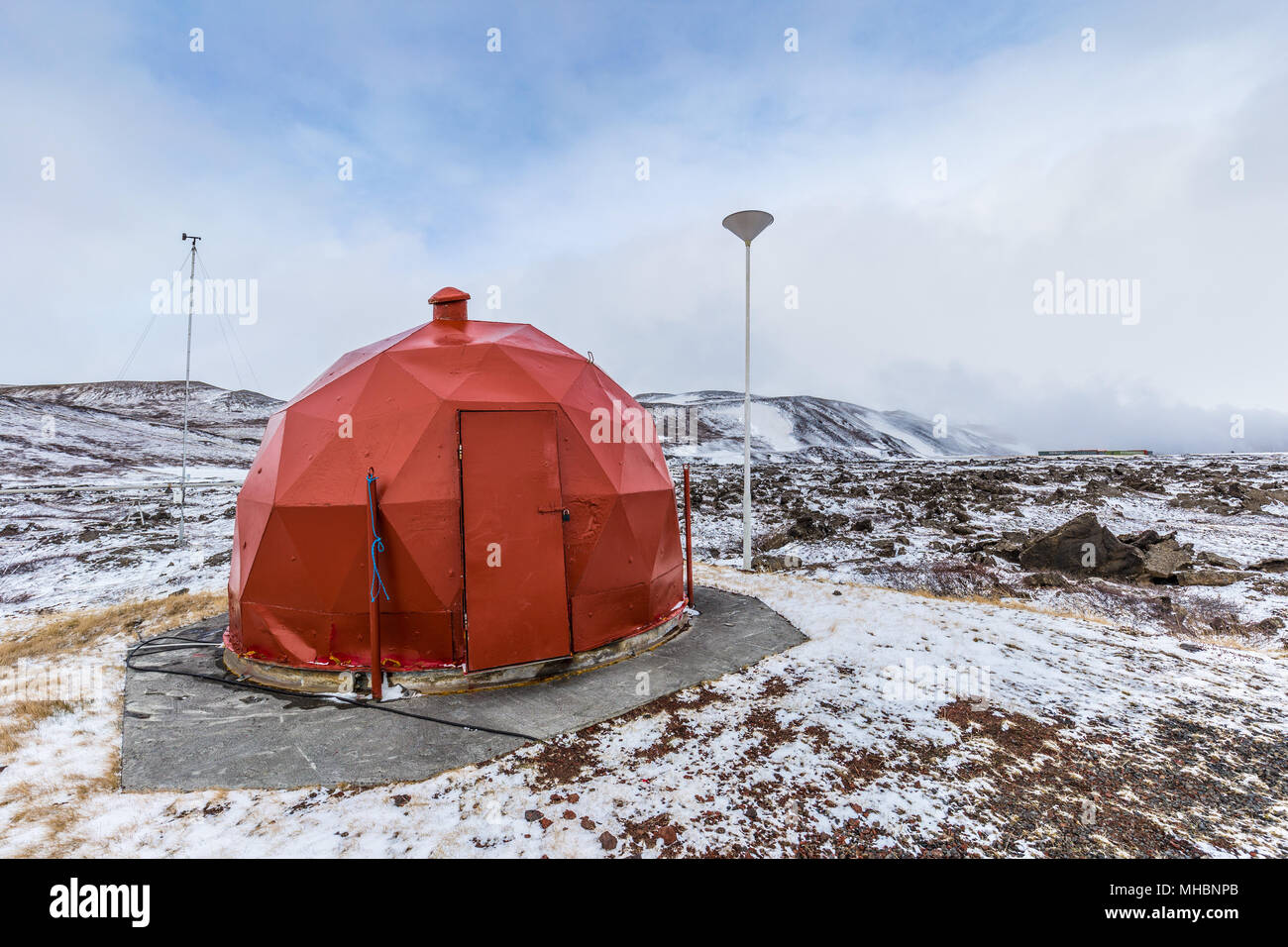 Geodesic rouge versé pour l'équipement technique près de la centrale électrique géothermique de Krafla au lac Myvatn, l'Islande Banque D'Images