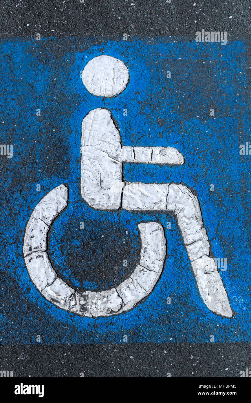 Marquage sur le goudron, de stationnement pour personnes handicapées, Bavière, Allemagne Banque D'Images