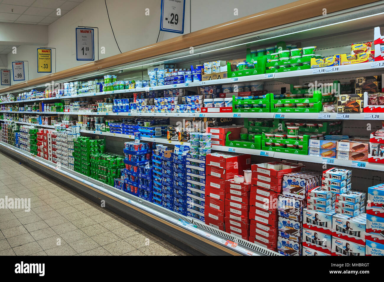 Étagère avec des produits laitiers dans les supermarchés, Munich, Haute-Bavière, Bavière, Allemagne Banque D'Images