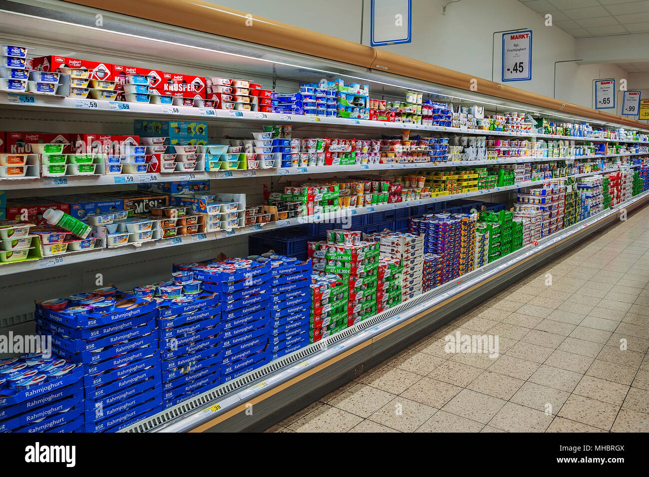 Étagère avec des produits laitiers dans les supermarchés, Munich, Haute-Bavière, Bavière, Allemagne Banque D'Images