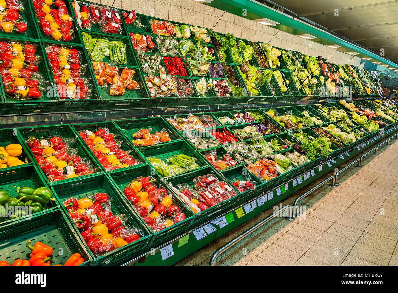 Étagère avec paniers de légumes en supermarché, Munich, Haute-Bavière, Bavière, Allemagne Banque D'Images