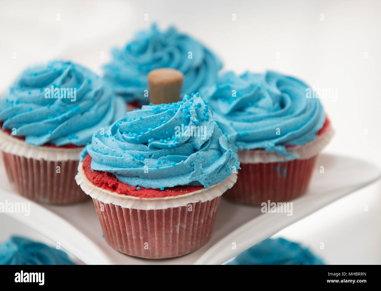 Fresh delicious cupcakes avec de la crème sur le dessus bleu Banque D'Images