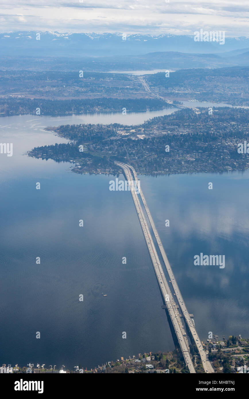 Vue aérienne de l'Lacey V. Murrow Memorial Bridge flottants sur le lac Washington, à Seattle, Washington. Banque D'Images