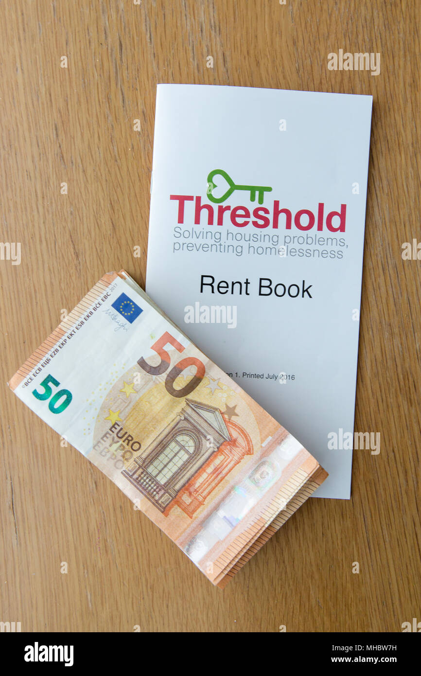 L'argent pour le propriétaire d'un bien loué et de vélos à partir de seuil. Crise du logement. Coût de la vie en Irlande la hausse des loyers continuent d'augmenter. Banque D'Images