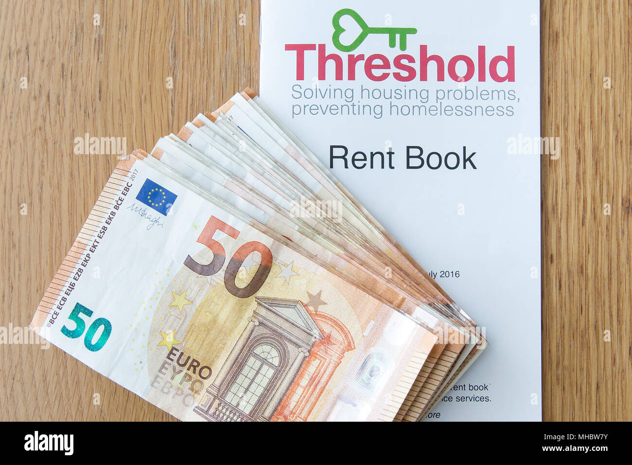 L'argent pour le propriétaire d'un bien loué et de vélos à partir de seuil. Crise du logement. Coût de la vie en Irlande la hausse des loyers continuent d'augmenter. Banque D'Images