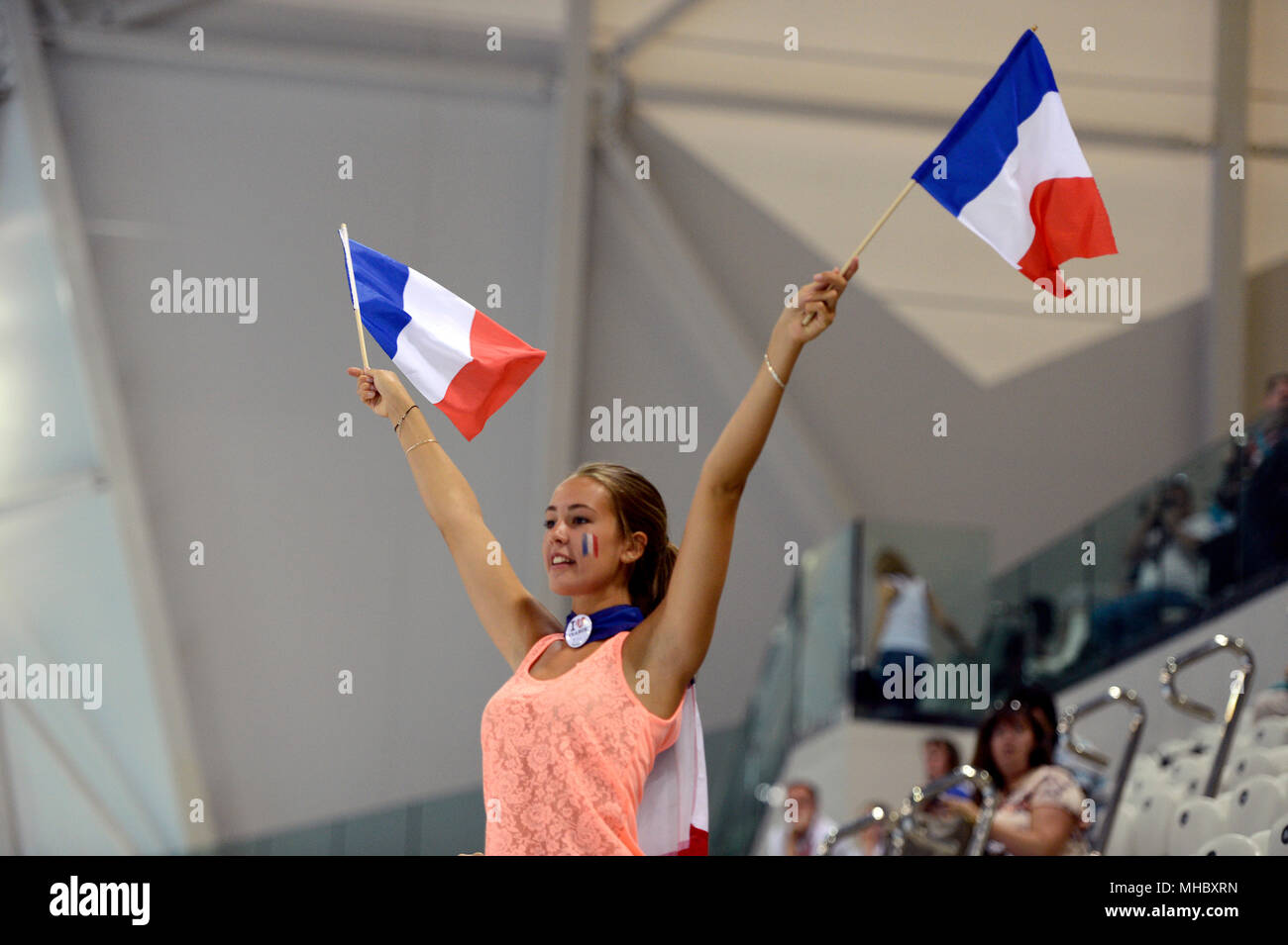 Un jeune fan français au lieu de natation aux Jeux Olympiques de Londres à Banque D'Images