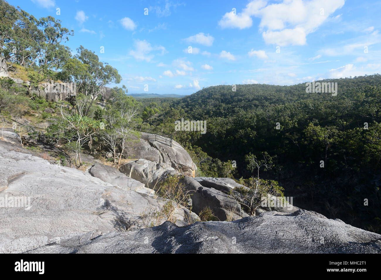 Avis de Davies Creek Falls lookout donnant sur les pittoresques Davies Creek National Park et Dinden National Park, près de Mareeba, Far North Queensland, Banque D'Images