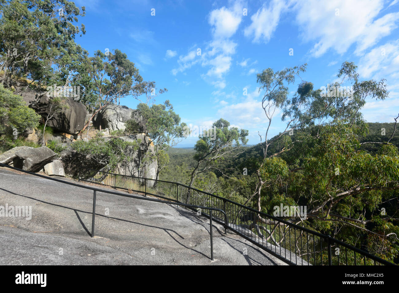 Avis de Davies Creek Falls lookout donnant sur les pittoresques Davies Creek National Park et Dinden National Park, près de Mareeba, Far North Queensland, Banque D'Images