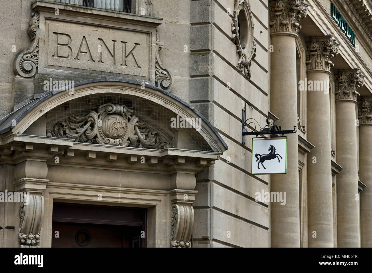 L'extérieur de la Banque Lloyds Cheltenham High Street branch avec Lloyds signer / logo Banque D'Images