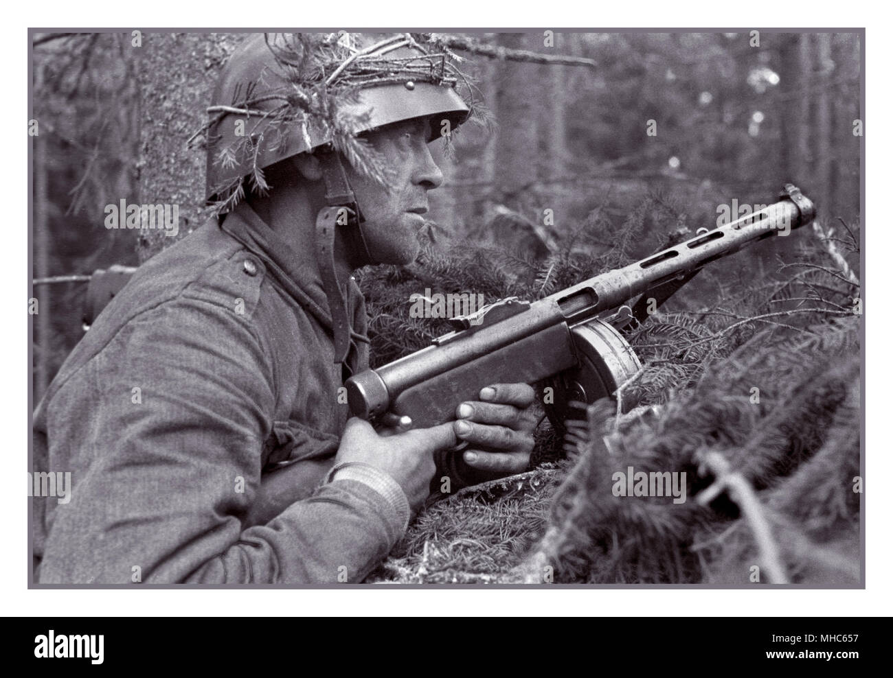 Fantassin finlandais, avec son K31 Suomi sous-machine gun la lutte contre l'invasion russe. La Guerre de continuation d'un conflit se sont battus par co-belligérants de la Finlande et de l'Allemagne nazie contre l'Union soviétique (URSS) de 1941 à 1944 durant la Seconde Guerre mondiale . Dans l'historiographie russe, la guerre s'appelle le Front Soviétique-finlandais de la Grande guerre patriotique. Banque D'Images