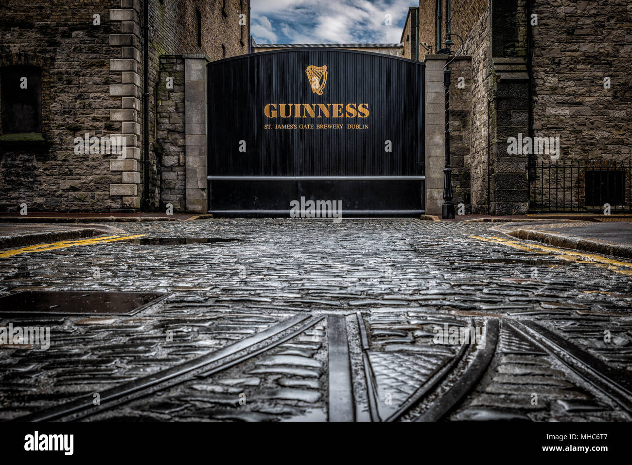 Ancienne porte de Guinness St James Gate Brewery avec réflexion dans la flaque. Banque D'Images