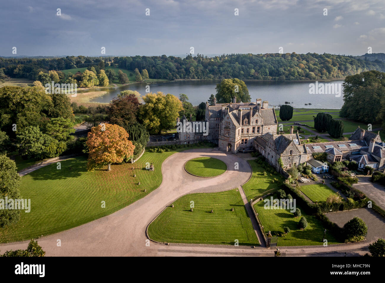 Vue aérienne du château de jardins et le lac Leslie Estate, Co Monaghan, Irlande. Banque D'Images