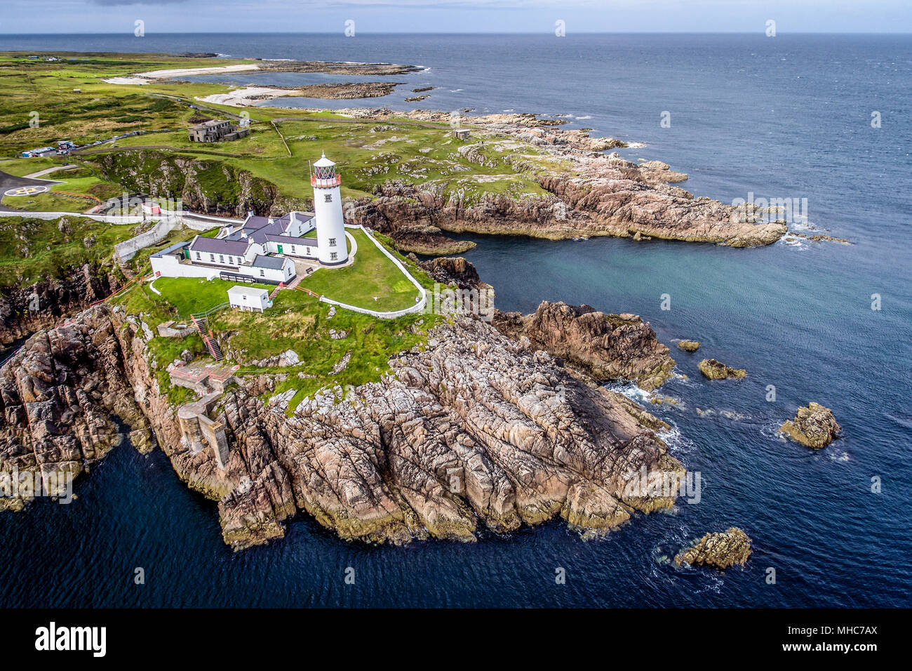 Fanad Head Lighthouse sous le soleil d'après-midi d'été sur la côte nord de Co Donegal, Irlande. Banque D'Images