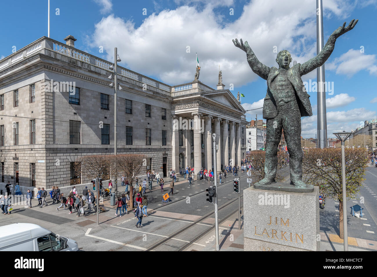Jim Larkin statue détient ses mains en l'air à l'extérieur de la GPO sur O'Connell Street, Dublin, Irlande. Banque D'Images