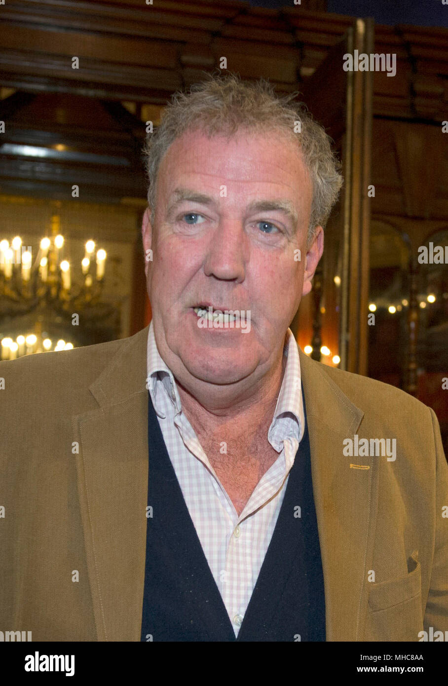 Jeremy Clarkson quitte le Noel Coward Theatre à Londres après avoir regardé un spectacle de « Quiz ». Banque D'Images