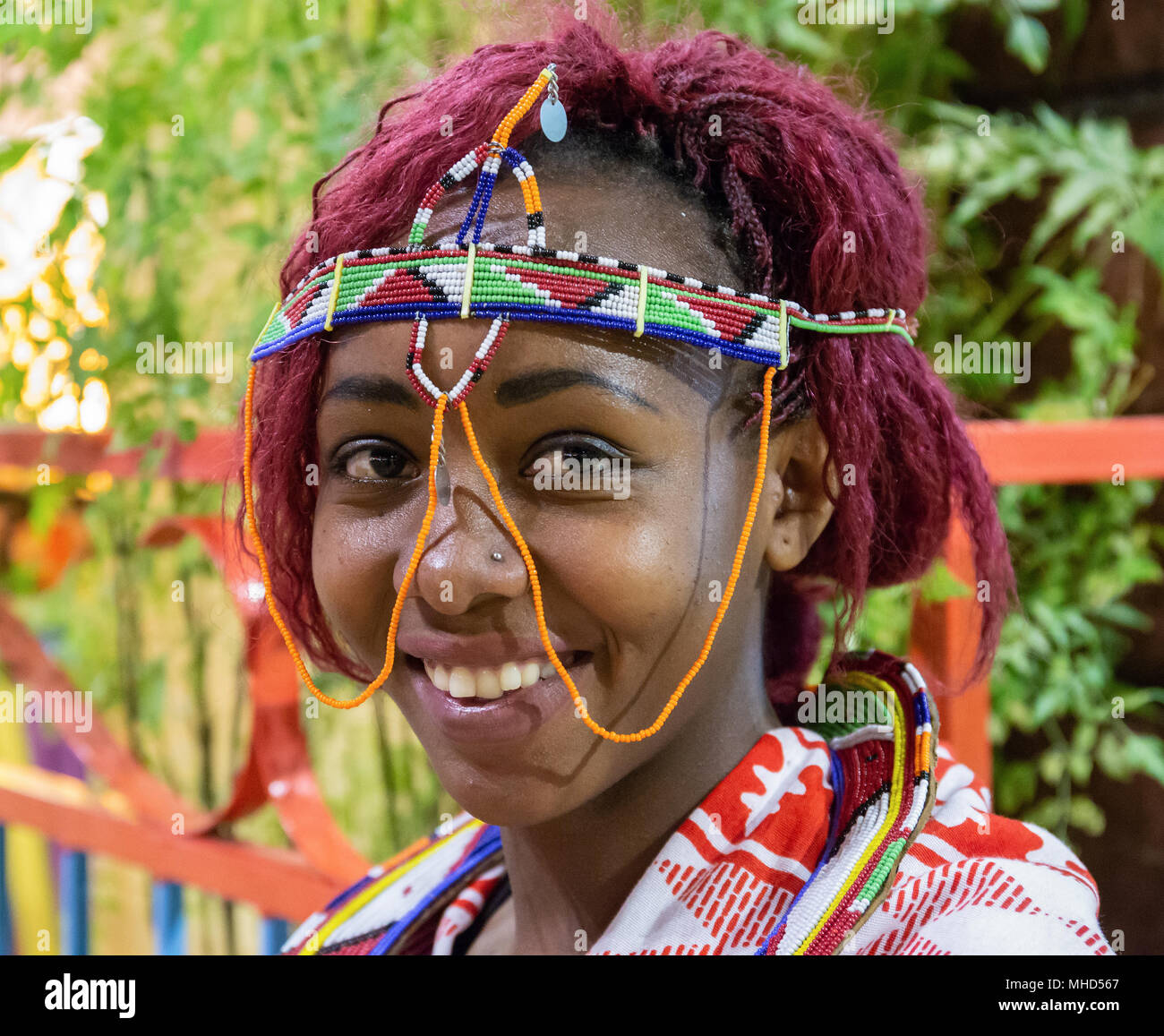 Dubaï, Émirats arabes unis - 4 décembre 2017 : Portrait d'une jeune fille africaine pour satisfaire les clients dans le pavillon de l'Afrique centre de divertissement Global Village Banque D'Images