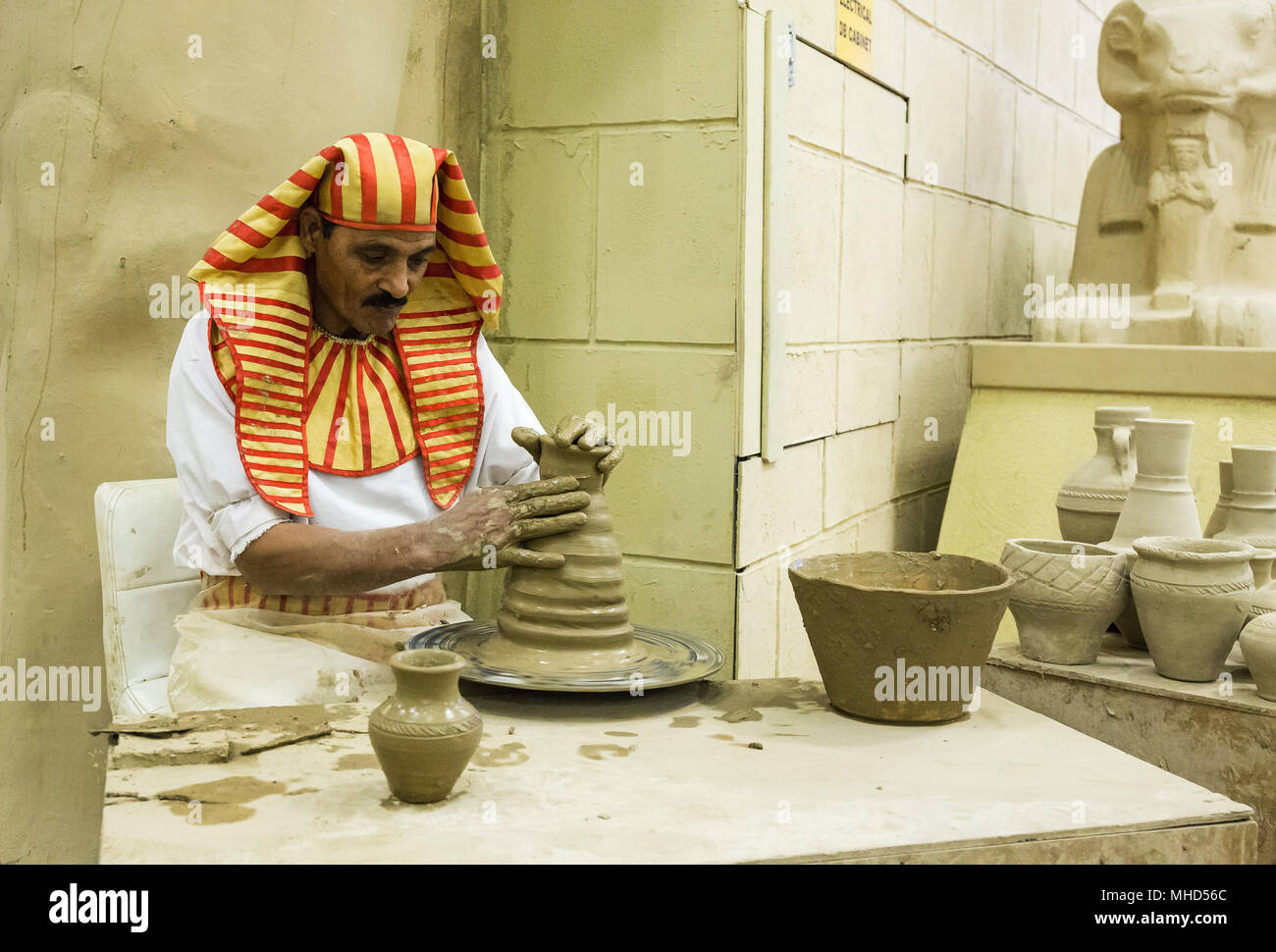 Dubaï, Émirats arabes unis - 4 décembre 2017 : artisan potier dans les vêtements dans le pavillon de l'Égypte dans Village mondial Banque D'Images