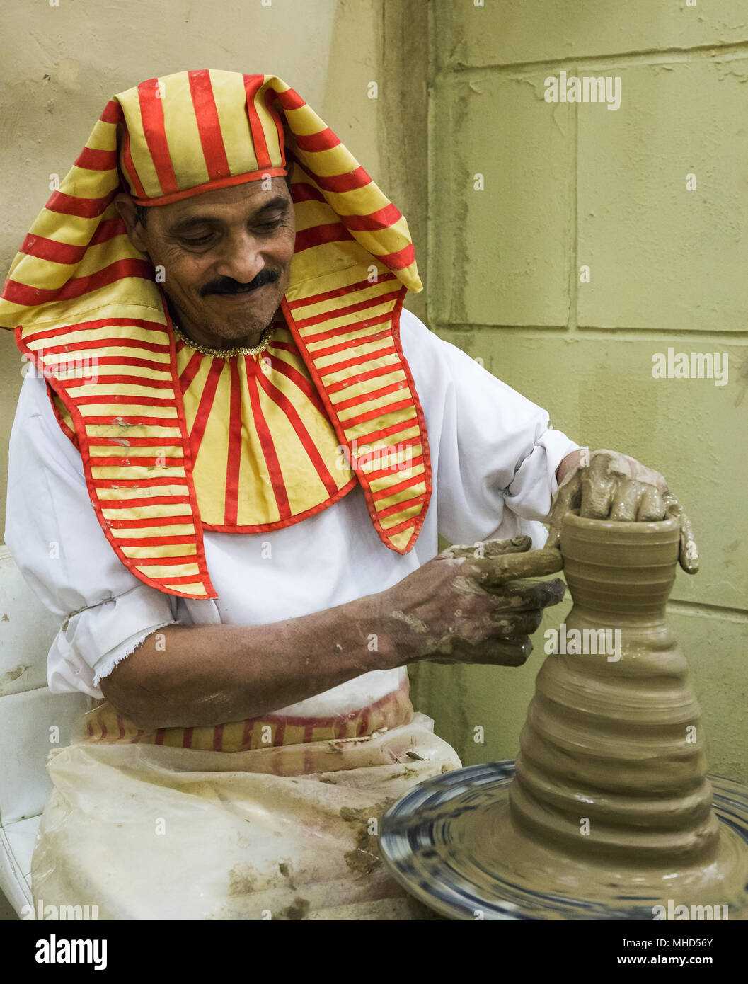 Dubaï, Émirats arabes unis - 4 décembre 2017 : artisan potier dans les vêtements dans le pavillon de l'Égypte dans Village mondial Banque D'Images