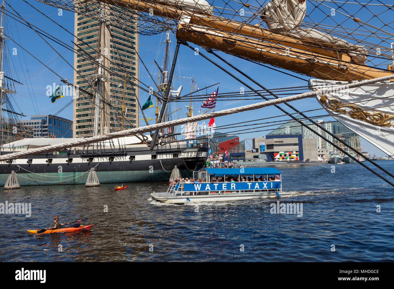 Baltimore, MD, USA - 16 juin 2012 : un taxi d'eau dans le port intérieur de la ville de Baltimore, Maryland. Banque D'Images