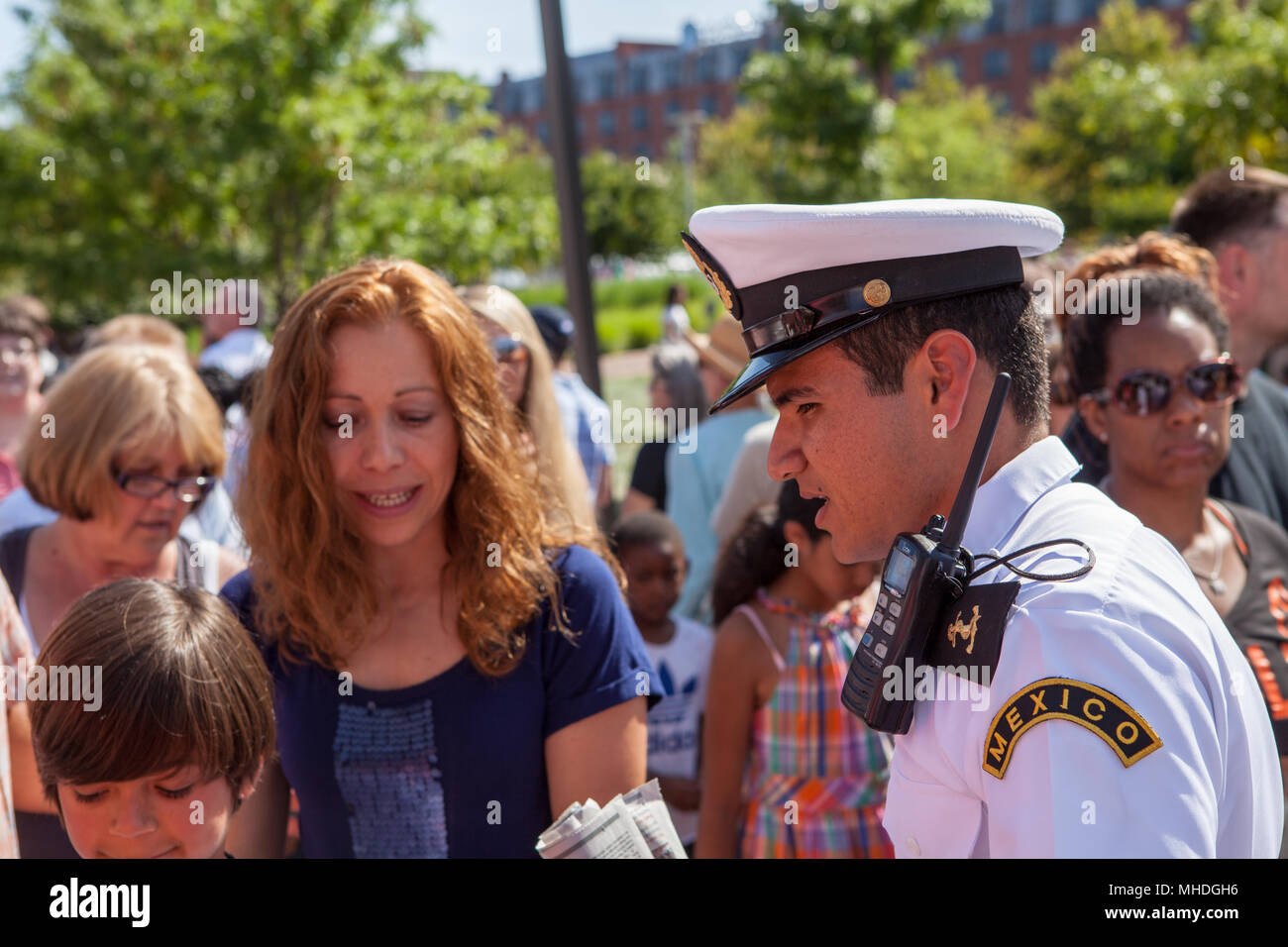 Baltimore, MD, USA - 16 juin 2012 : un officier de la marine mexicaine parle avec un touriste au port intérieur de la ville de Baltimore, Maryland. Banque D'Images
