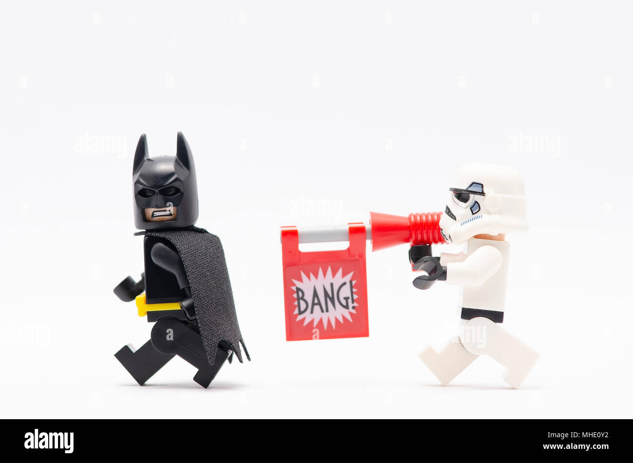 Mini figure de Storm Trooper avec bang gun chasing batman. Figurines Lego sont fabriqués par le groupe Lego. Banque D'Images