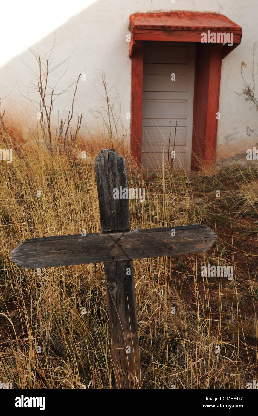 Une croix en bois se trouve dans le cimetière de l'historique Nuestra