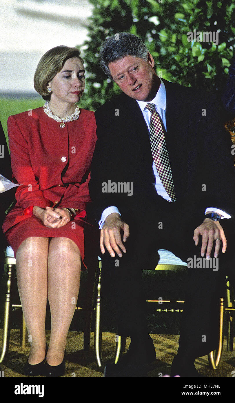 Washington, DC. USA, 1994, le Président William Clinton, à l'écoute de son épouse Hillary comme elle chuchote à l'oreille au cours de l'événement Jardin de roses à la Maison Blanche. Credit:Mark Reinstein /MediaPunch Banque D'Images