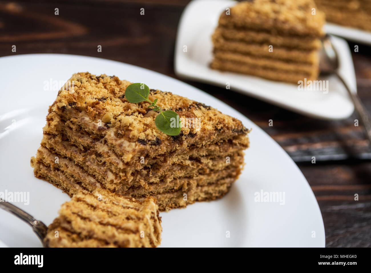 Dessert Traditionnel Gateau Au Miel Et Aux Noix Avec Du Cafe Sur La Table En Bois Sombre Photo Stock Alamy
