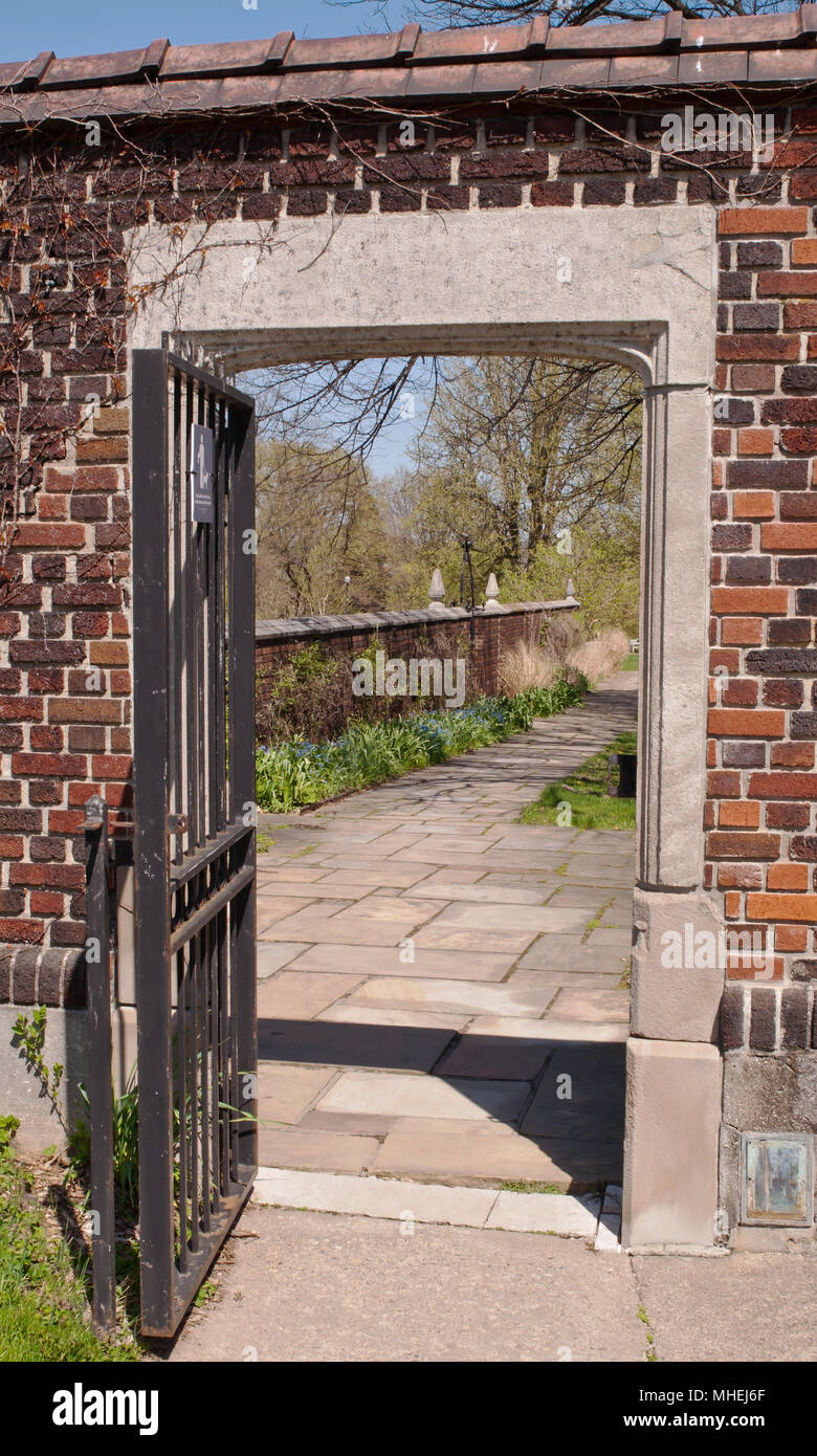 Un mur avec une porte fermée ouvert menant dans le jardin à Mellon Park à Pittsburgh, Pennsylvanie, USA Banque D'Images